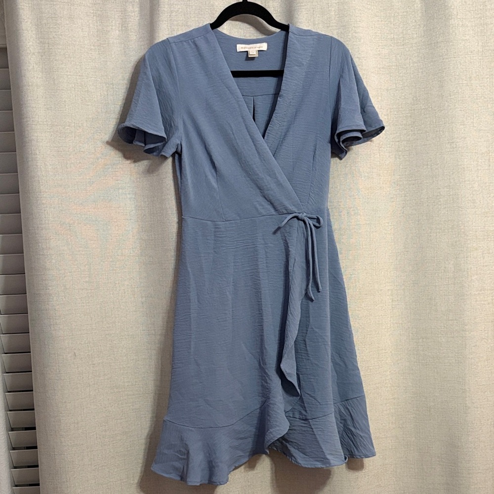 Elegant Blue Wrap Dress with Short Sleeves - Picture 3 of 8
